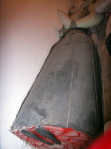 A red petticoat peeks out from under the 1604 effigy of Ann Steward's Gown. From the Tudor Effigies site.