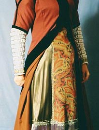 The gown works equally well without a farthingale. The stiff layer of additional lining around the bottom third of the inside of the kirtle, combined with the layer of velvet guarding around the bottom edge, gave a lot of body to the bottom of the skirts.