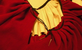Here is a view of the layer of wool used to interline the pleats.