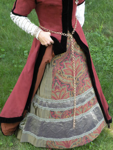 Showing the lining and kirtle beneath. The gown is faced as well as guarded with black velvet. I'm wearing a small farthingale beneath.